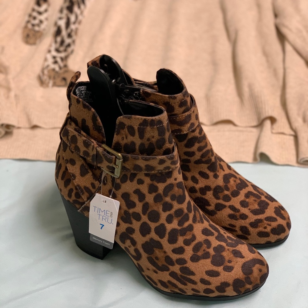 Time and tru size 7 women’s boots with memory foam